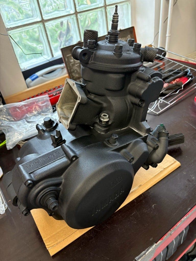 Jednoválcový motor Yamaha v matné černé Cerakote, příruba sání nezalakovaná