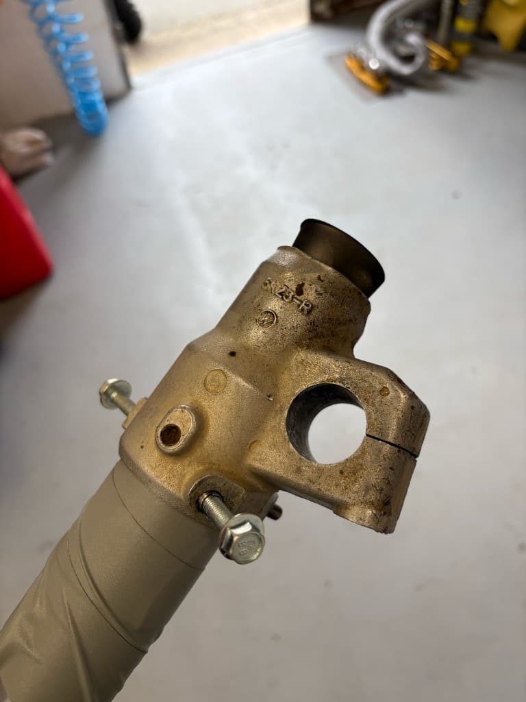 Hlava vidlice motorky před tryskáním, oxidovaný a špinavý hliník, kluzák zalepený